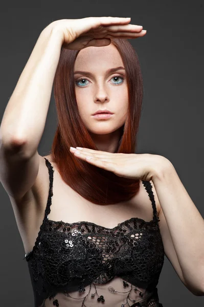 年轻的红发女子用石刀的手 — 图库照片