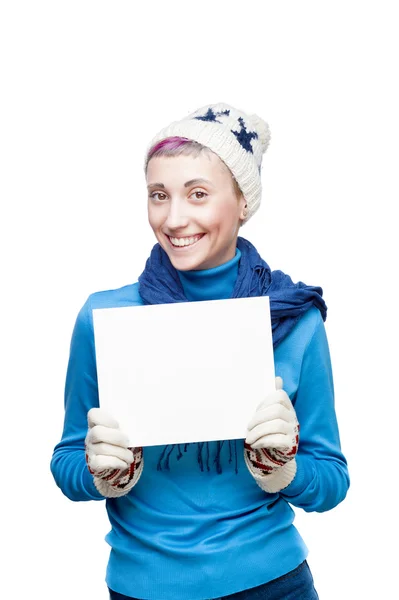 Jovem sorrindo menina no inverno roupas segurando sinal — Fotografia de Stock