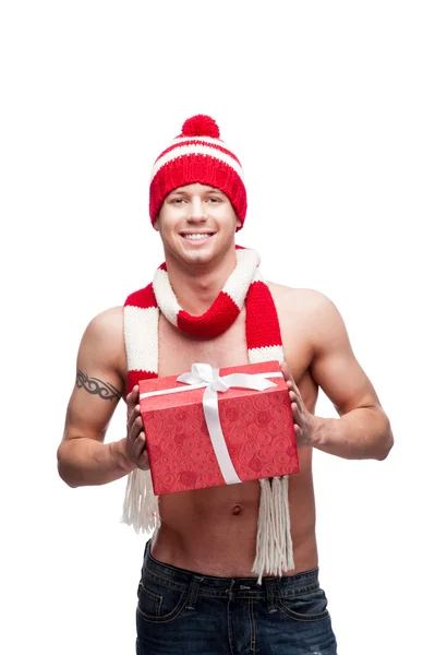 Sexy macho sosteniendo regalo rojo — Foto de Stock