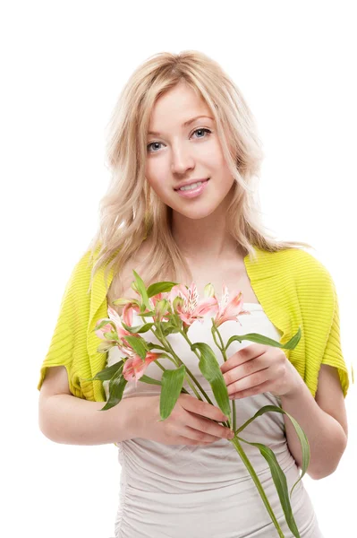 Młody dorywczo uśmiechający się blond kobieta trzyma kwiaty — Zdjęcie stockowe