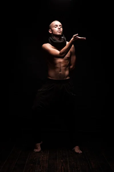 Mužský tanečník ukazuje krok — Stock fotografie