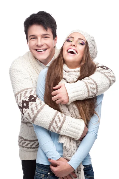 Jovem casal sorridente em roupas de inverno abraçando — Fotografia de Stock