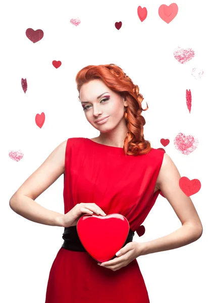 微笑着红头发的女孩握着红色的心 — 图库照片