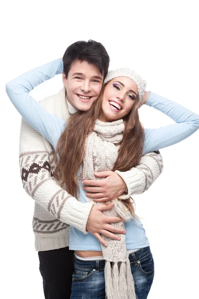 Jovem casal sorridente em roupas de inverno abraçando — Fotografia de Stock