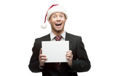 Genç komik iş adamı işaret tutan Noel Baba şapkası