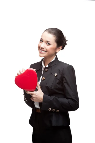 Joven mujer de negocios alegre sosteniendo el corazón rojo — Foto de Stock