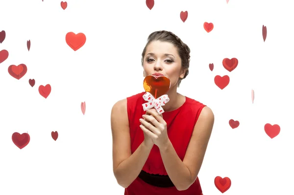 Jovem mulher alegre beijando pirulito — Fotografia de Stock