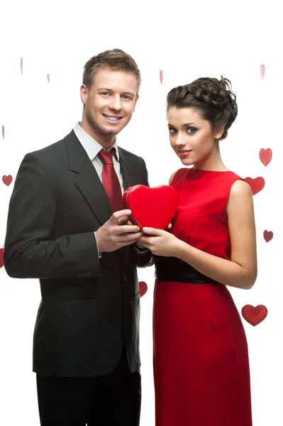 Jovem casal segurando coração vermelho — Fotografia de Stock