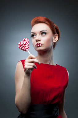 seksi kırmızı saçlı kız holding şeker