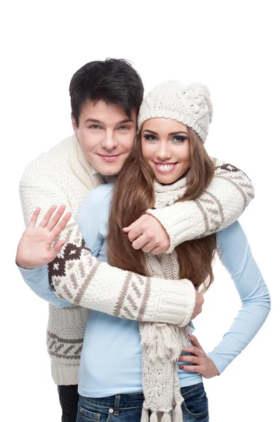 Mladý, usměvavý pár v zimním oblečení všeobjímající — Stock fotografie