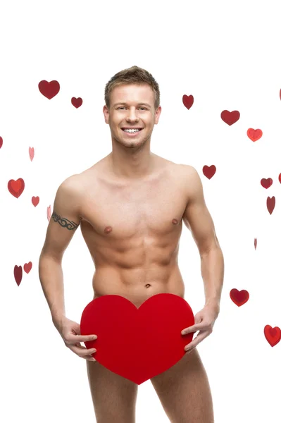 Morsom, naken mann med et stort hjerte av rødt papir – stockfoto