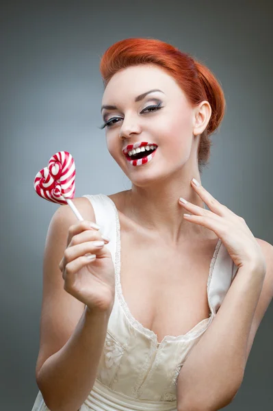 幸せの赤い髪の少女持株キャンディ — ストック写真