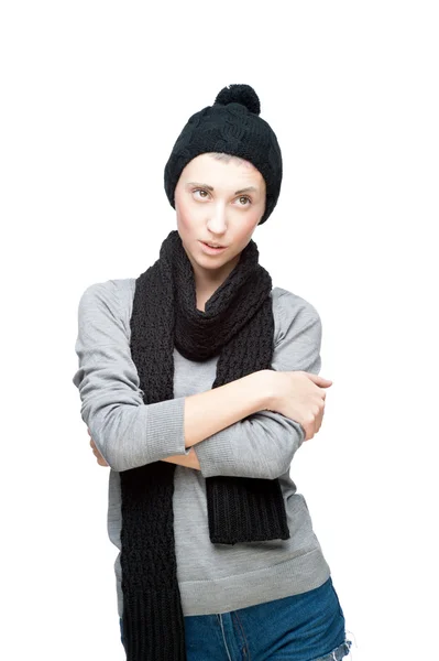 Mladá žena v zimní oblečení na bílém pozadí — Stock fotografie