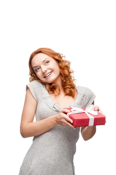 Junge lässige Frau hortet Weihnachtsgeschenk — Stockfoto