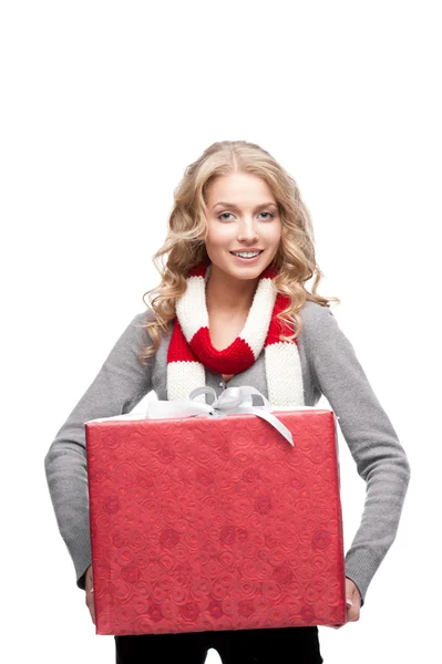 Jovem mulher sorridente segurando presente de Natal — Fotografia de Stock