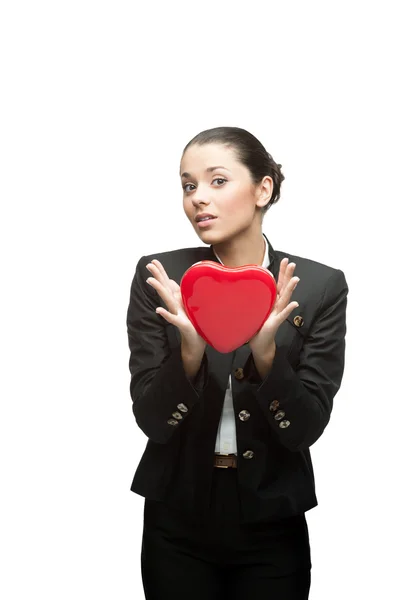 Jeune femme d'affaires tenant coeur rouge — Photo