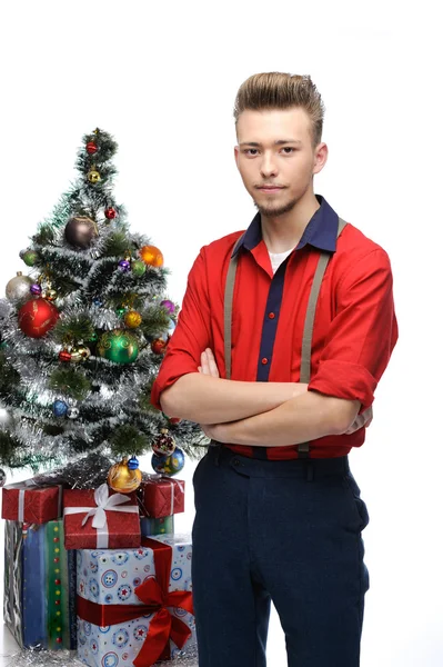 vintage delikanlı yılbaşı ağacının yanında ayakta