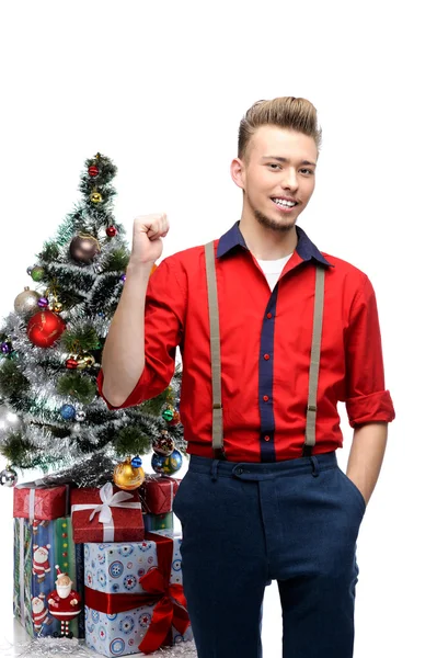 Joven hombre vintage de pie cerca del árbol de Navidad —  Fotos de Stock