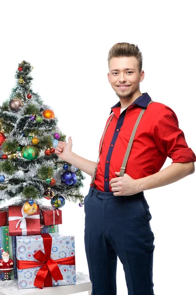 Giovane uomo d'epoca in piedi vicino albero di Natale — Foto Stock