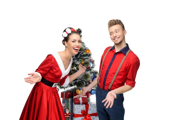 Glückliches Retro-Paar in der Nähe des Weihnachtsbaums — Stockfoto