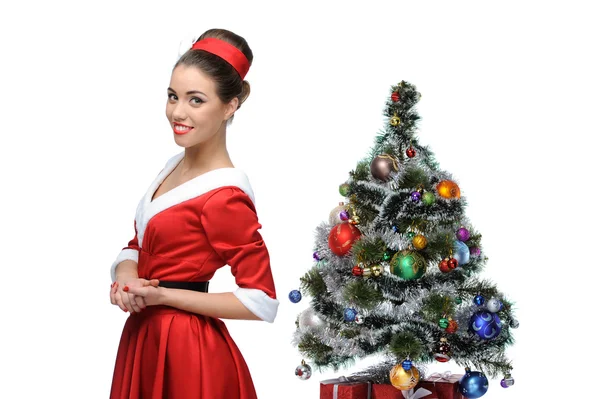 Glada retro tjej står nära julgran — Stockfoto