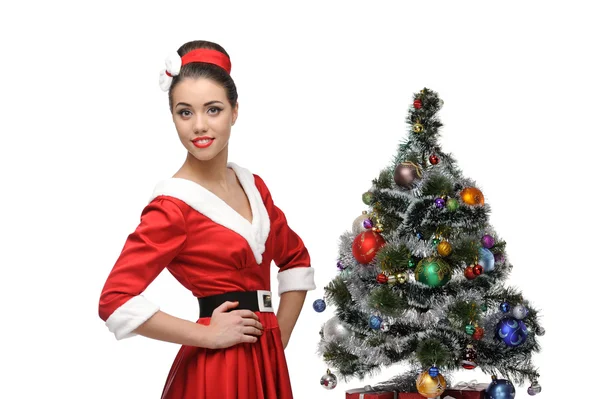 Веселая ретро-девушка стоит рядом с рождественской ёлкой — стоковое фото