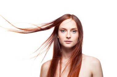 güzel kızıl saçlı rüzgarlı saç ile