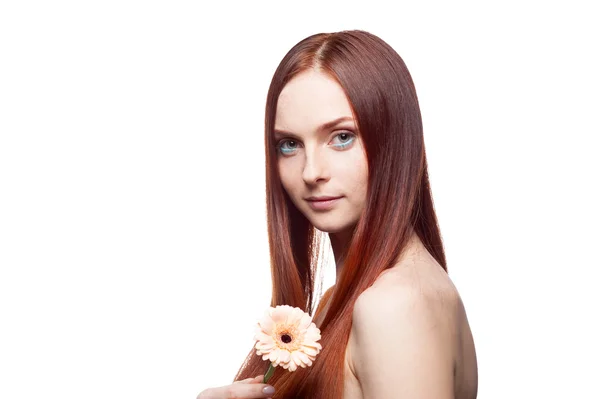 Linda menina de cabelos vermelhos segurando flor — Fotografia de Stock