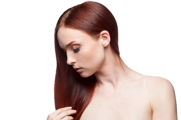 Όμορφα κόκκινα μαλλιά κορίτσι που αγγίζει τα μαλλιά — Φωτογραφία Αρχείου