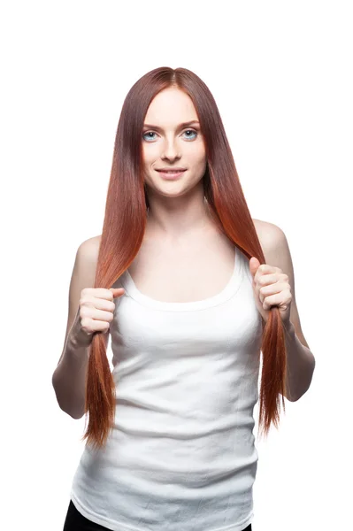 Güzel kırmızı saçlı kız saçını tutan — Stok fotoğraf