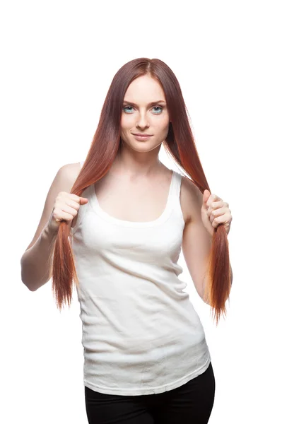 Menina ruiva bonita segurando seu cabelo — Fotografia de Stock