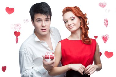 Sevgililer günü gülümseyen genç Çift