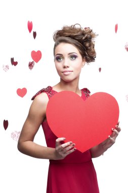 Kırmızı kağıt kalp tutan genç neşeli kadın