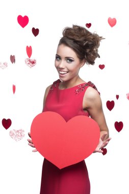 Kırmızı kağıt kalp tutan genç neşeli kadın