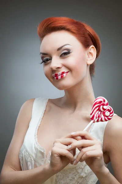 Menina ruiva feliz segurando doces — Fotografia de Stock