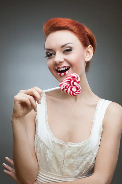 Menina ruiva feliz segurando doces — Fotografia de Stock