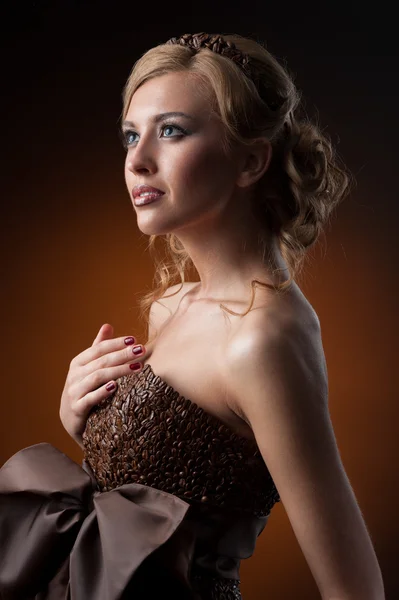 Girl in dress made of coffee beans — Stock Photo, Image