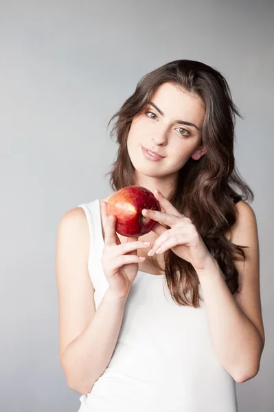 Kırmızı elma tutan kız — Stok fotoğraf
