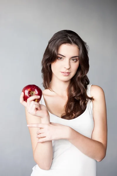 Niña sosteniendo manzana roja —  Fotos de Stock