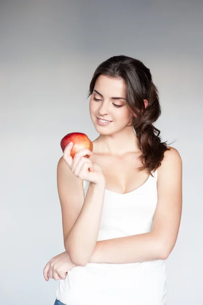 Düşünceli kız holding elma — Stok fotoğraf