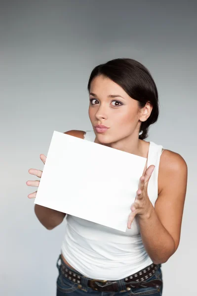 Cheerful girl holding sign — Stockfoto