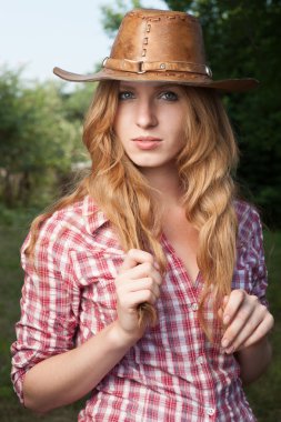 Kırmızı saçlı cowgirl