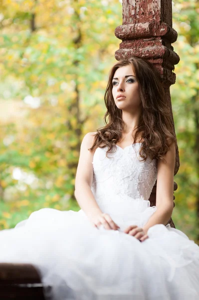 美丽的年轻女子穿婚纱的样子 — 图库照片
