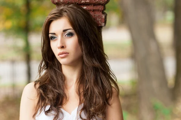 Beautiful young woman in wedding dress — Stock Photo, Image