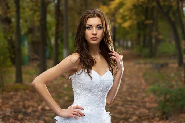 Beautiful young woman in wedding dress — Stock Photo, Image