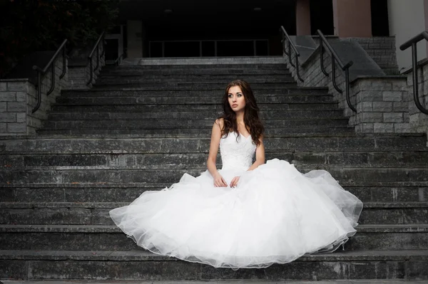 Beautiful young woman in wedding dress — Stock Photo, Image