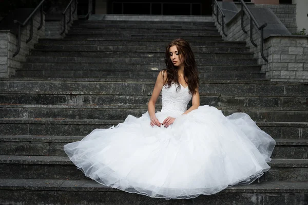 Hermosa mujer joven en vestido de novia — Foto de Stock