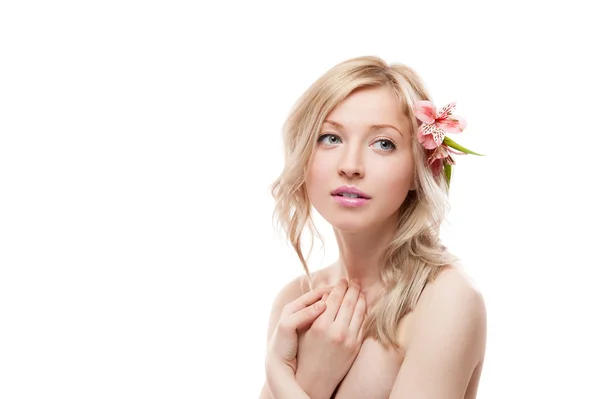 Fille blonde avec des fleurs — Photo