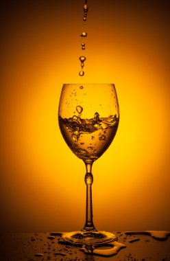 kadehinin sallayarak