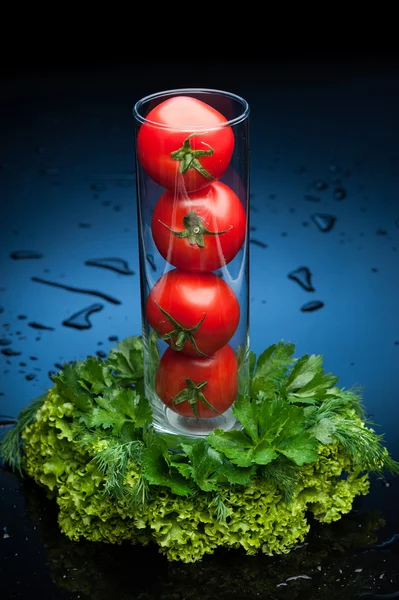 トマトと緑の水 — ストック写真